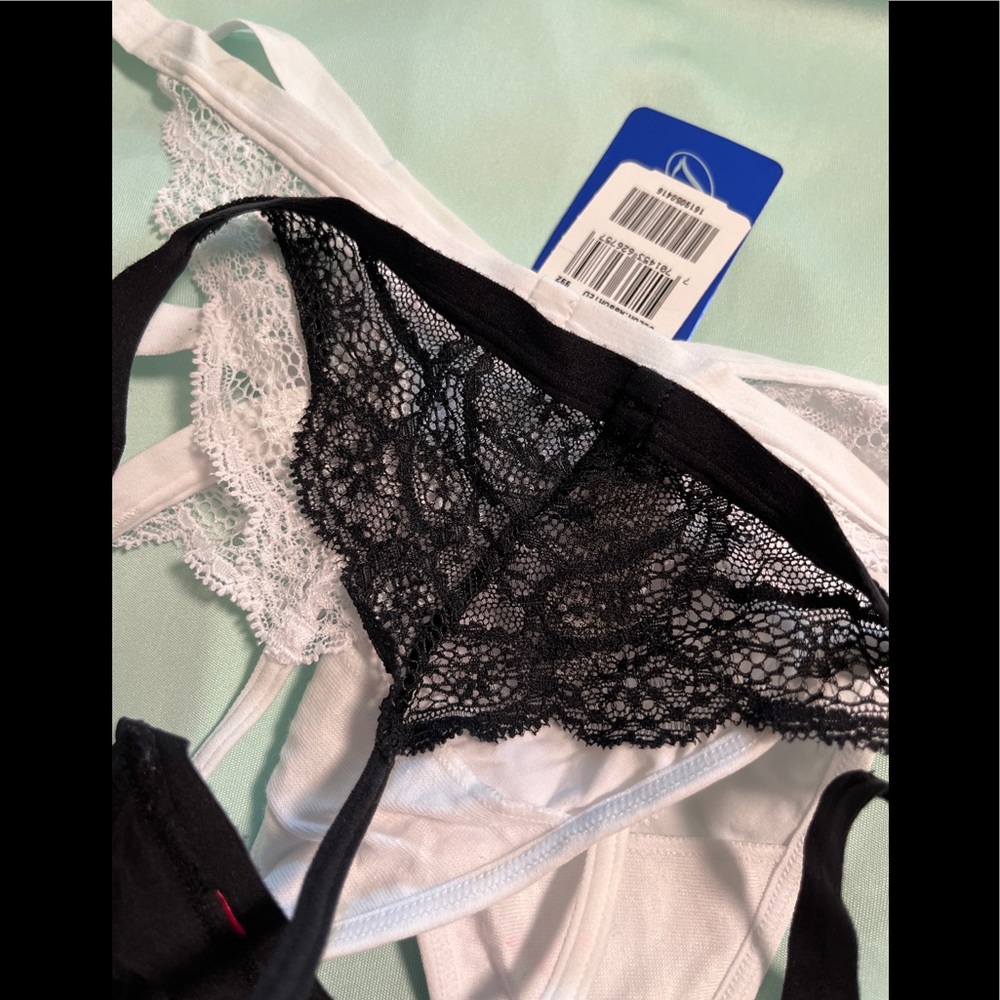 V string panties - Picture 4 of 5